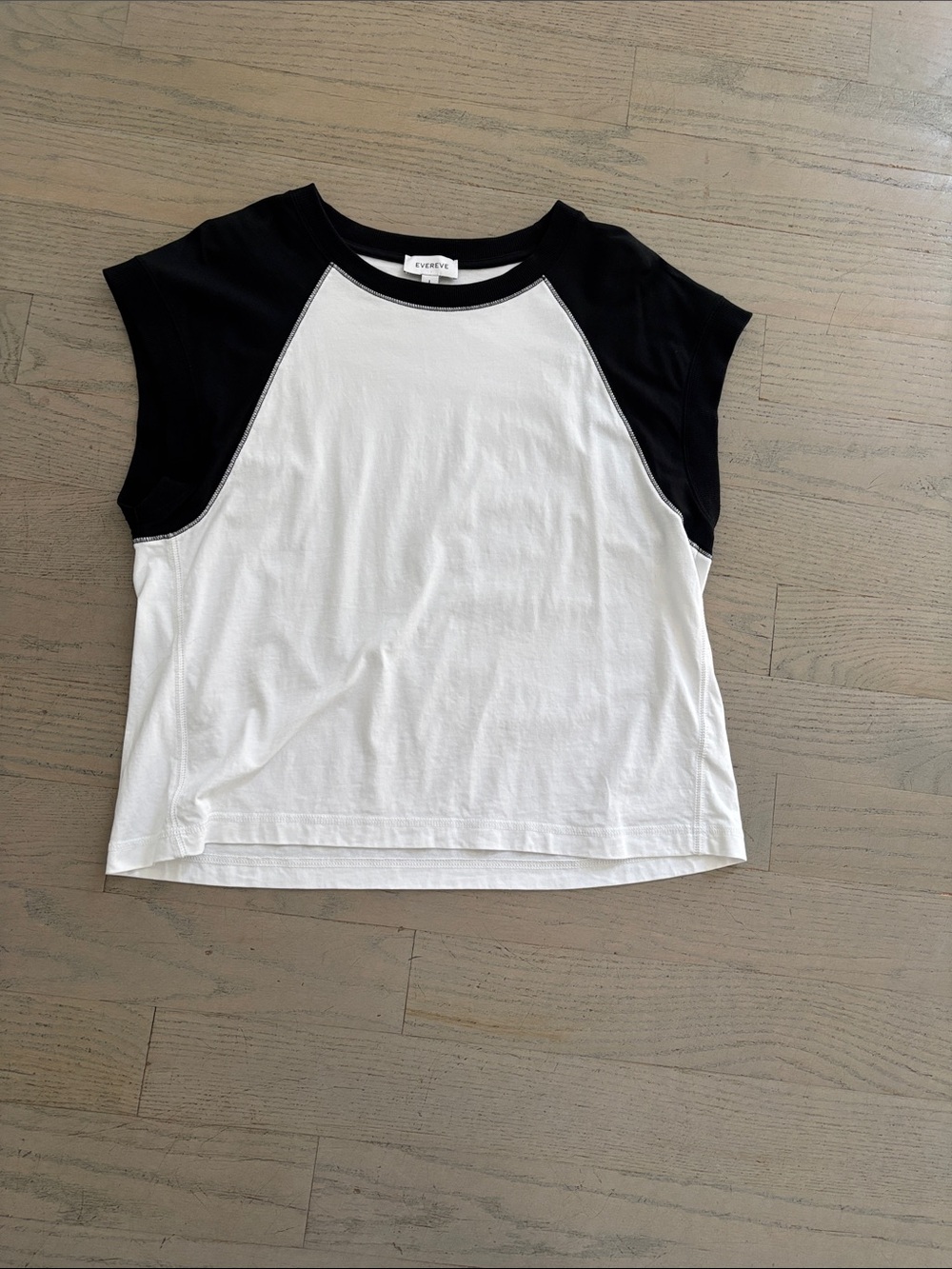 Evereve Short Sleeve Raglan Tee in White and Black